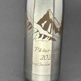 Personlig stålflaske med gravert fjellmotiv og navn