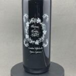 En vinflaske med gravert motiv som passer bryllup eller jubileum