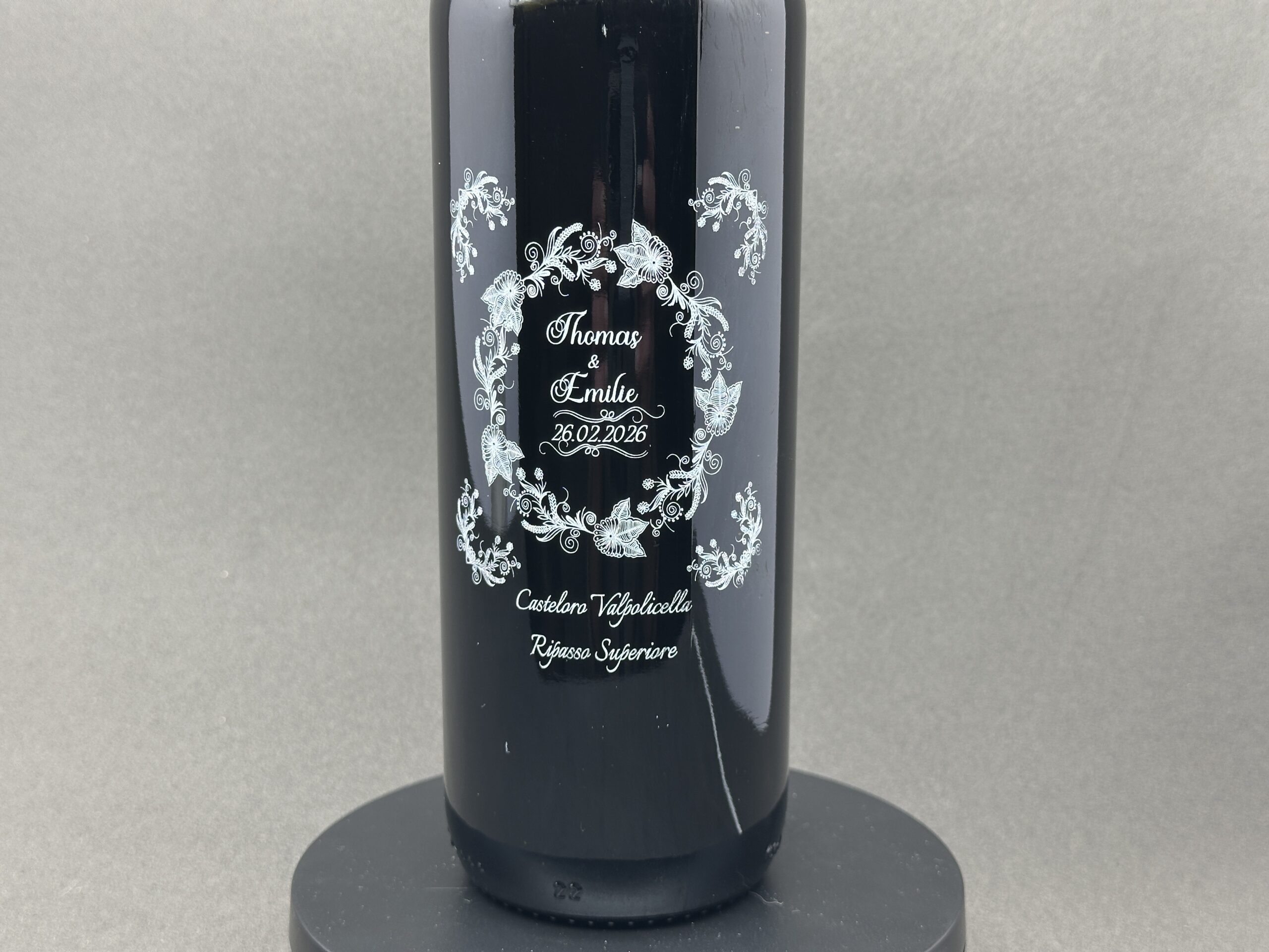 En vinflaske med gravert motiv som passer bryllup eller jubileum