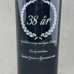 Personlig bursdagsgave: Gravert vinflaske med «38 år» i en laurbærkrans og tekst til Andreas. Eksempel på navnegravering på en Tommasi Graticcio Appassionato vinflaske.