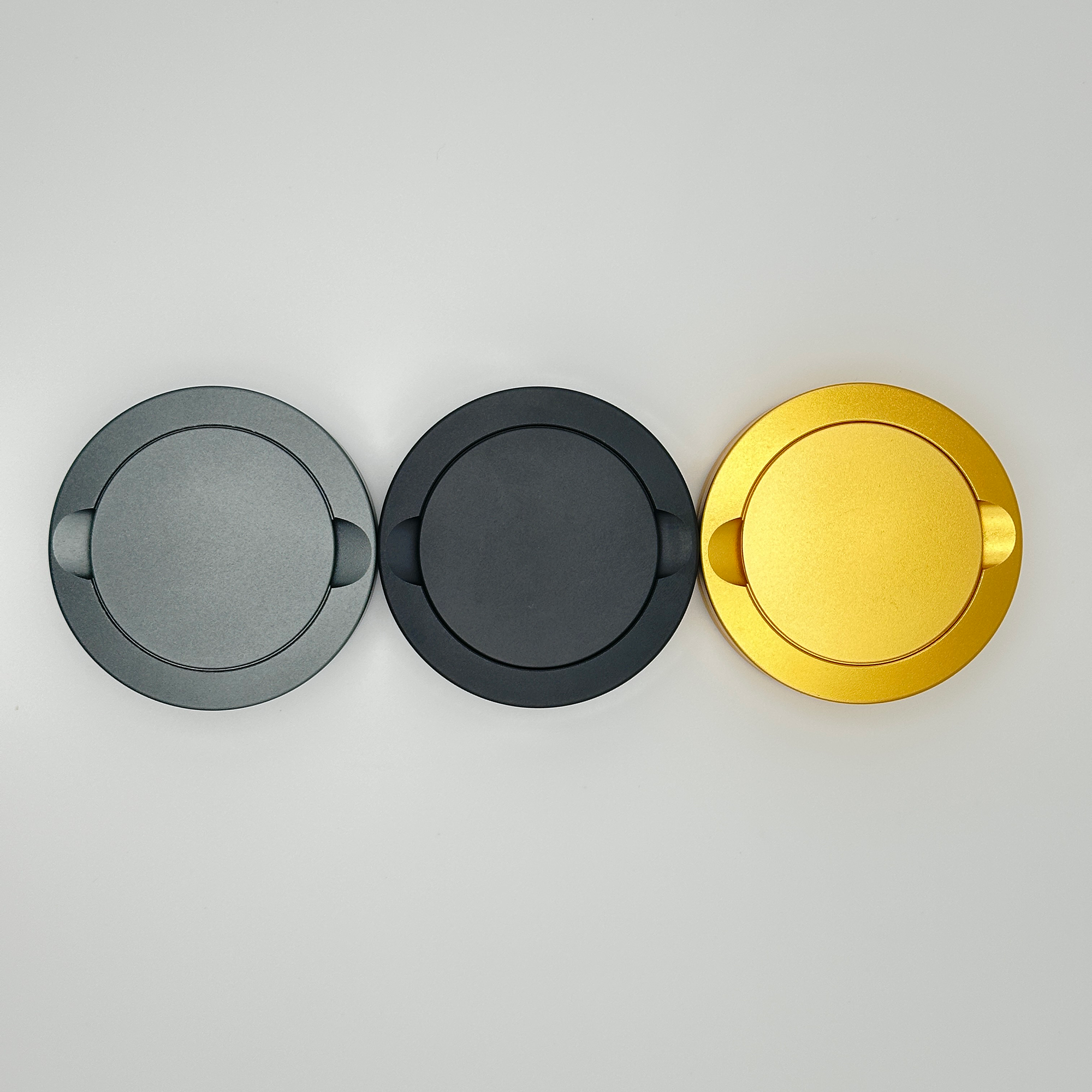 Snusbokser grå,svart og gullfarget i aluminium