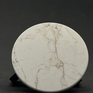 runde drikkebrikker i keramikk med elegant marmordesign og personlig gravering.