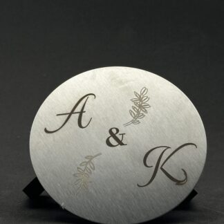 Graverte Drikkebrikker i Børstet Stål (6 stk)