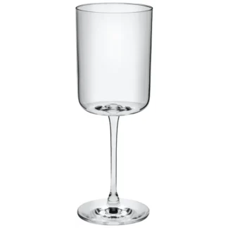 Sval moderne hvitvinsglass med gravert tekst.