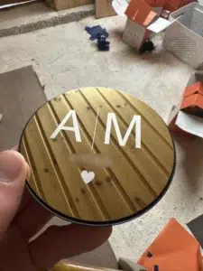 Drikkebrikke i gullfarget stål med gravert monogram og hjerte