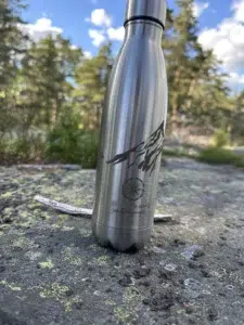 Drikkeflaske i stål med gravert fjellmotiv, kompass og koordinater