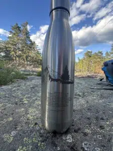 Drikkeflaske i stål med gravert fjellmotiv og fjellvettreglene