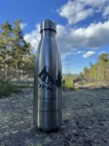 Drikkeflaske i stål med gravert fjellmotiv og personlig hilsen