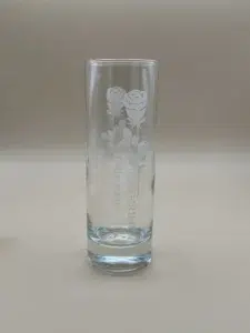 Longdrinkglass med gravert navn og rosemotiv