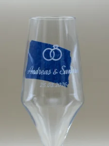 Champagneglass med gravert bryllupsmotiv – ringer, navn og dato