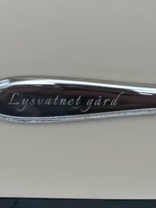 Bestikk i stål med gravert gårdsnavn på skaftet