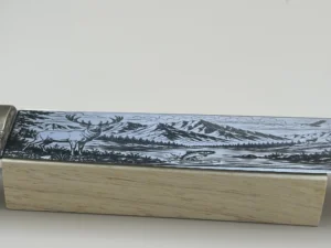 Knivblad med gravert natur- og jaktmotiv – fjell, rein og fisk