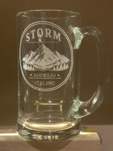 Ølkrus med gravert fjellmotiv, navn og dato
