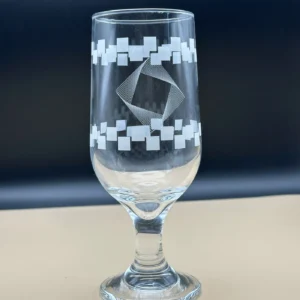Geometrisk mønster gravert på ølglass