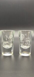 Knaus snapsglass med gravering, fotografert i verkstedet