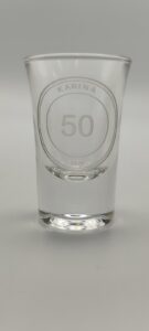 Knaus snapsglass med gravering, fotografert i verkstedet