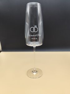 Tind champagneglass med gravering, fotografert i verkstedet