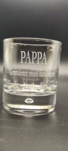 Torv whiskyglass med gravering, fotografert i verkstedet