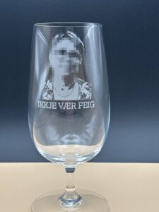 Vik ølglass med gravering, fotografert i verkstedet